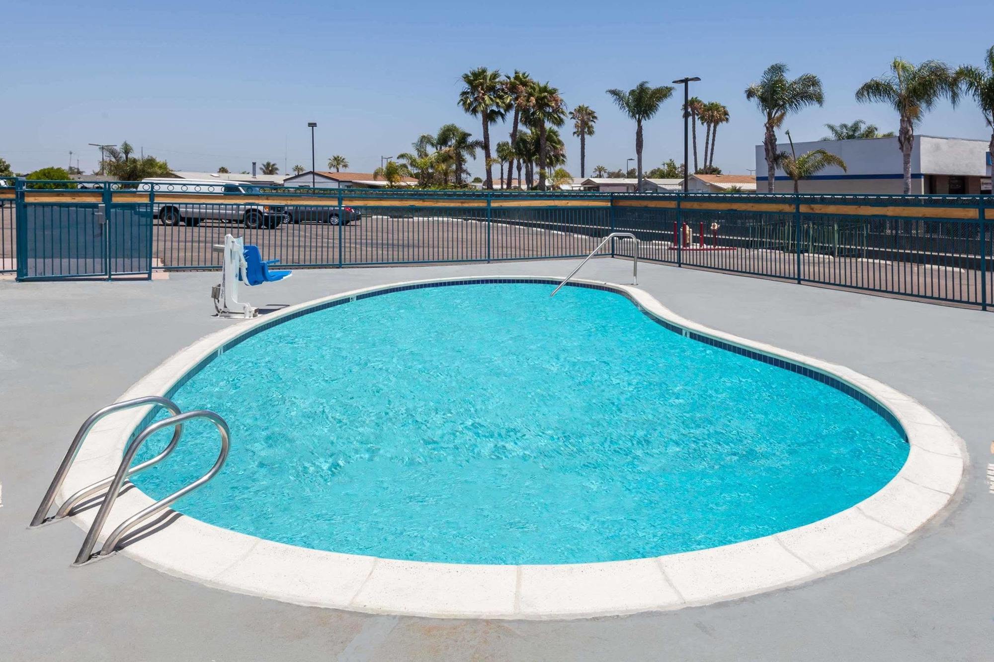 Super 8 By Wyndham San Diego/Imperial Beach Eksteriør billede